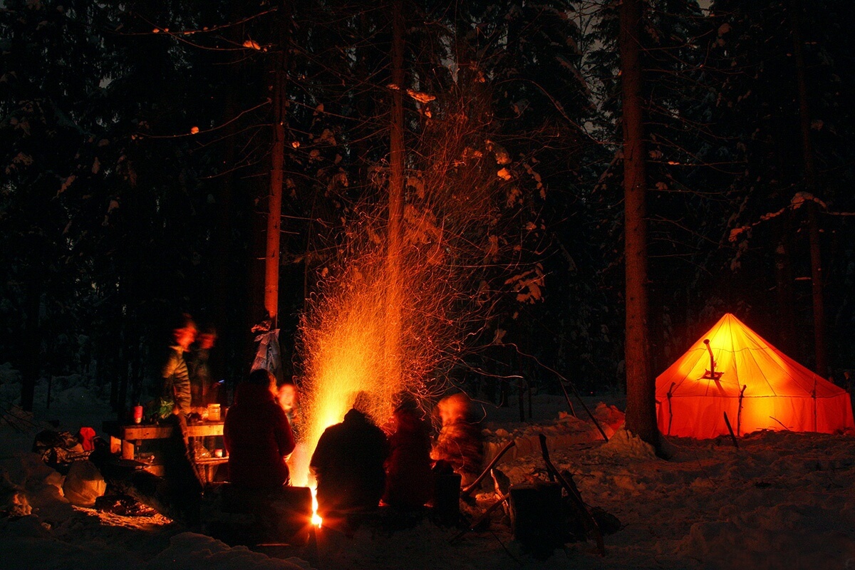 Новый год в лесу с шатром и печкой