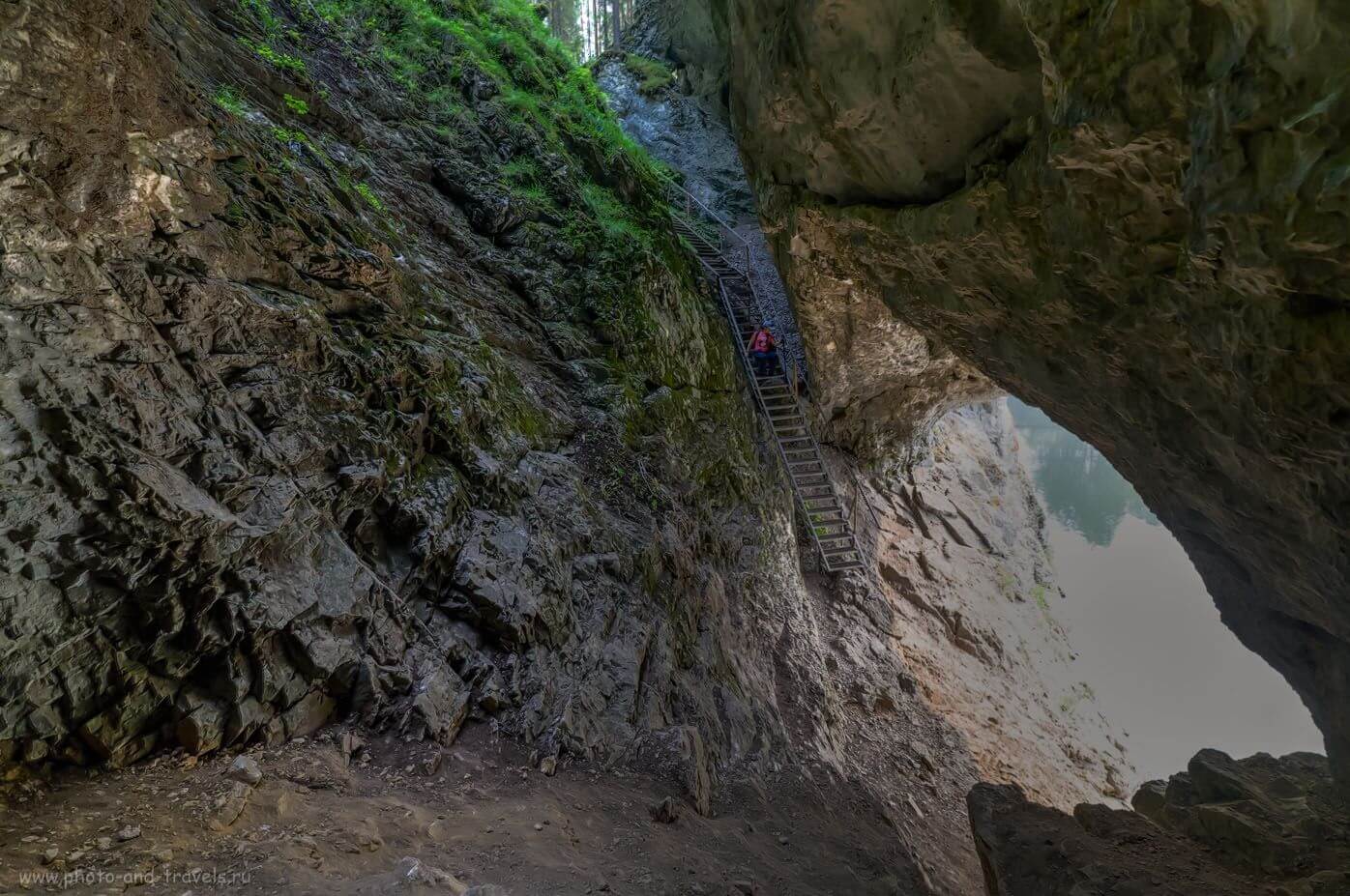 Пещера в скале Карстовый мост